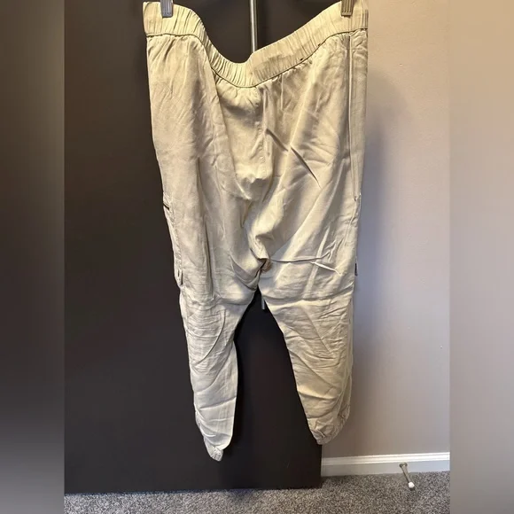 Banana Republic Factory TENCELT™ CARGO JOGGER Size L - Khaki - Great Condition - Picture 7 of 7